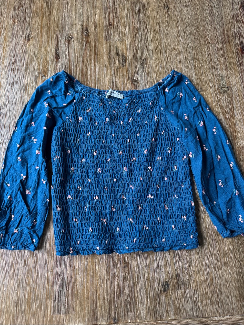 3/20$ Abercrombie kids Blue Smocked Floral Long Sleeve Top Blouse size 15/16